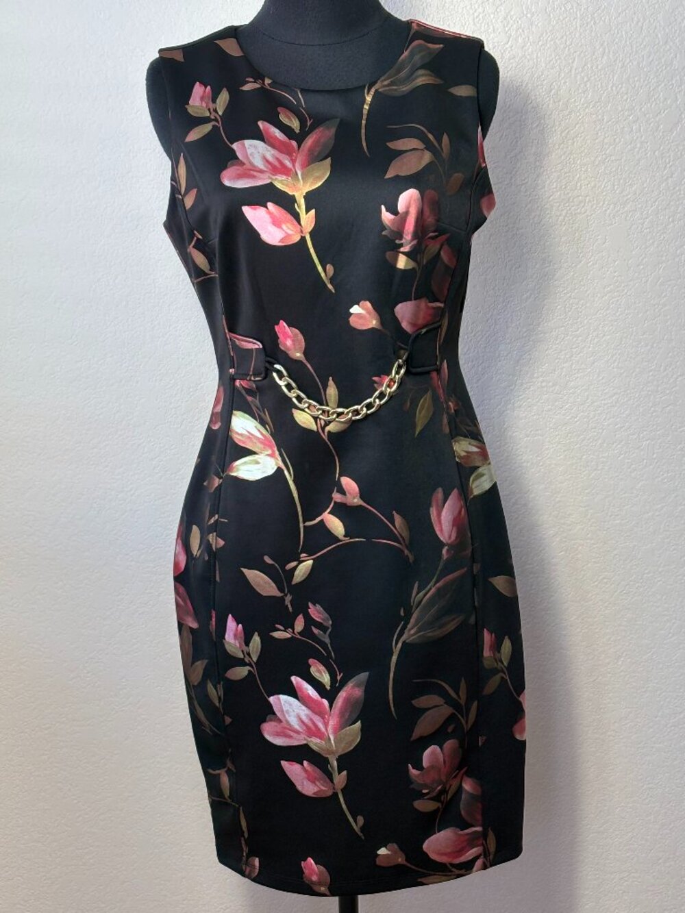 Kate and Lily Size 8 Black Floral Sheath Dress Gold Chain